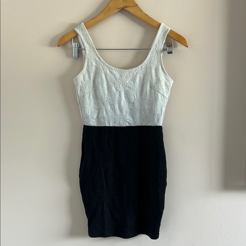 Forever 21 Black & White Mini Dress Sleeveless Sheath Scoop Neck Small